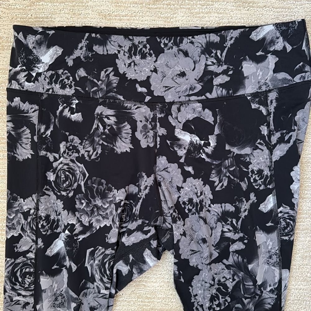 Soma Sport Black and Gray Floral Leggings, Size XL - Picture 8 of 9